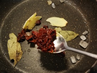 8、卤豆干,放入郫县豆瓣酱，翻炒。