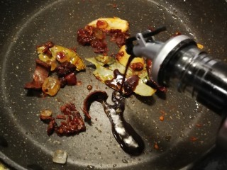 9、卤豆干,倒入酱油。