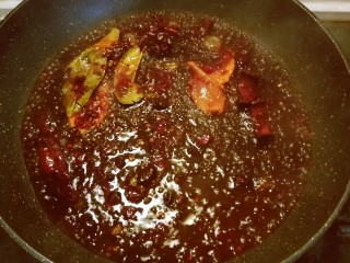 10、卤豆干,酱汁炒好倒入汤锅。