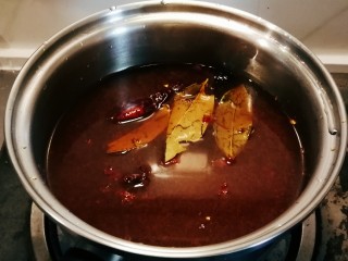 11、卤豆干,大火烧开。