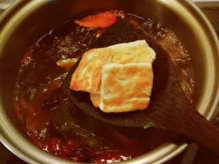 12、卤豆干,放入煎好的豆腐。