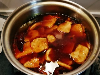 13、卤豆干,烧开卤煮。