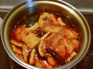 14、卤豆干,转中小火卤至汤汁变少，豆腐完全入味。