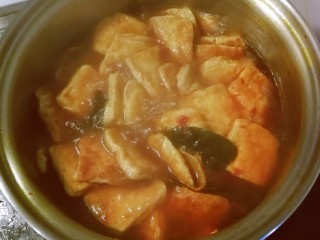 15、卤豆干,淋入芝麻油增香，关火出锅。