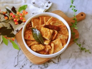 16、卤豆干,装盘即可食用。