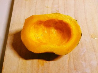 2、蛋黄南瓜,南瓜去皮去瓤切厚片。