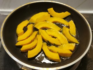 4、蛋黄南瓜,起油锅放入食用油，油热后放入南瓜片。