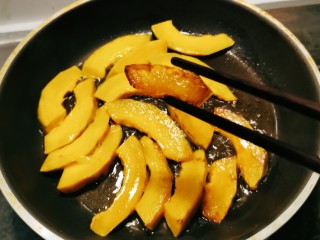 5、蛋黄南瓜,炸至一面焦黄。