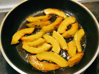 6、蛋黄南瓜,翻另一面。