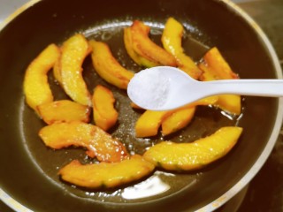 7、蛋黄南瓜,均匀撒上盐。