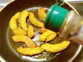 8、蛋黄南瓜,均匀撒上胡椒粉。