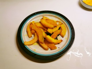 9、蛋黄南瓜,两面金黄出锅备用。