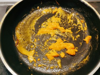 12、蛋黄南瓜,炒至蛋黄起泡泡。