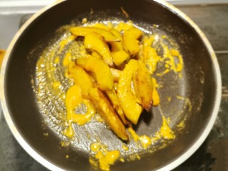 13、蛋黄南瓜,将炸好的南瓜倒入锅中