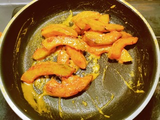 14、蛋黄南瓜,翻拌均匀，均匀裹上蛋黄，关火。