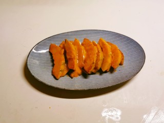 15、蛋黄南瓜,装入盘子里