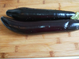 1、#蒸菜#香菜蒜末凉拌茄泥  新文美食,长茄子两个洗干净。