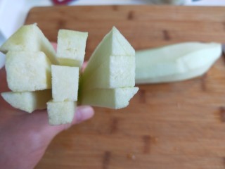 3、#蒸菜#香菜蒜末凉拌茄泥  新文美食,切成长条。