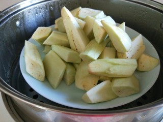 5、#蒸菜#香菜蒜末凉拌茄泥  新文美食,放入盘中上锅蒸半小时。