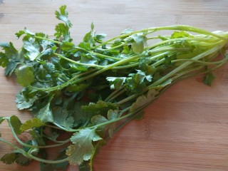 7、#蒸菜#香菜蒜末凉拌茄泥  新文美食,香菜洗干净切成段。