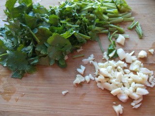 8、#蒸菜#香菜蒜末凉拌茄泥  新文美食,大蒜拍扁剁碎。