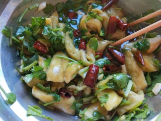 10、#蒸菜#香菜蒜末凉拌茄泥  新文美食,在加入花椒辣椒油搅拌均匀即可。