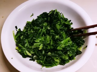 3、广州肠粉,菠菜切小段
