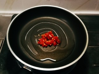 5、广州肠粉,炒锅加入2汤匙食用油 炸香剁椒 捞出备用