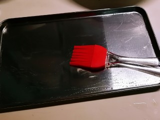 10、广州肠粉,肠粉盘中刷一层食用油 以防粘连