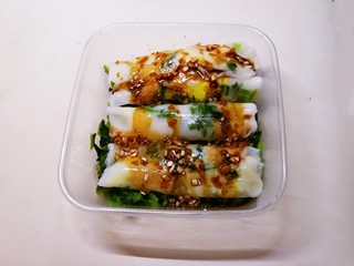 14、广州肠粉,浇上适量料汁