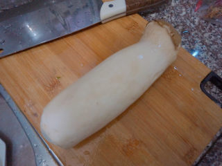 1、杏鲍菇炒鸡蛋,准备1个杏鲍菇