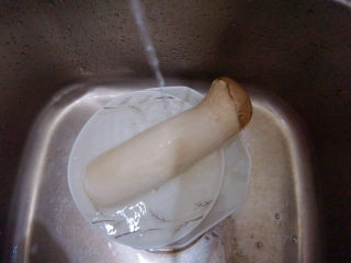 2、杏鲍菇炒鸡蛋,清洗干净