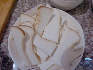 3、杏鲍菇炒鸡蛋,将其切成片（切成丝也是可以的哦，看自己喜爱）