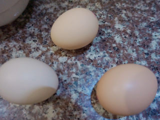 7、杏鲍菇炒鸡蛋,准备3个鸡蛋