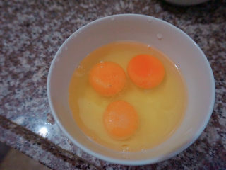 8、杏鲍菇炒鸡蛋,加盐搅拌备用