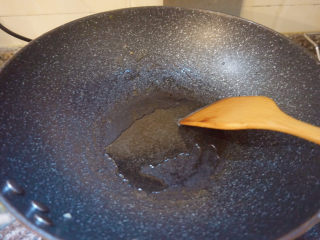 11、杏鲍菇炒鸡蛋,热油下锅