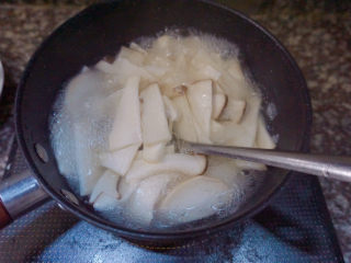 9、杏鲍菇炒鸡蛋,水开后将杏鲍菇倒入焯水