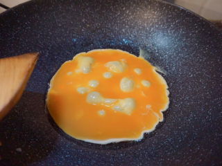 12、杏鲍菇炒鸡蛋,将蛋液倒进去