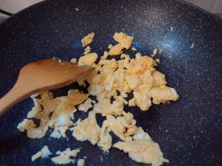 14、杏鲍菇炒鸡蛋,将鸡蛋切块