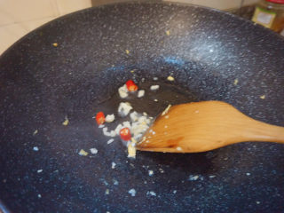 16、杏鲍菇炒鸡蛋,爆炒蒜泥和辣椒