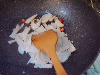 17、杏鲍菇炒鸡蛋,倒入杏鲍菇