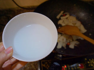 18、杏鲍菇炒鸡蛋,淀粉勾芡拌匀即可倒入锅中