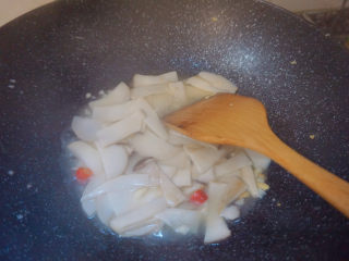 19、杏鲍菇炒鸡蛋,小火焖煮1分钟