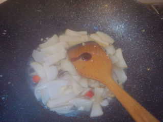 20、杏鲍菇炒鸡蛋,加入蚝油和盐