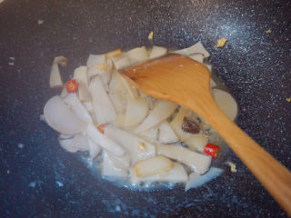 21、杏鲍菇炒鸡蛋,翻炒均匀