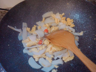 22、杏鲍菇炒鸡蛋,倒入鸡蛋