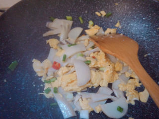 23、杏鲍菇炒鸡蛋,再加入葱花