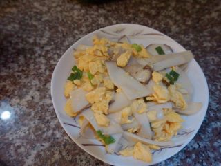 24、杏鲍菇炒鸡蛋,即可出锅食用了