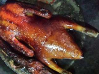 2、广东菜豉油鹅,放入酱油加点水盖上盖子煮三十分钟中途还要翻动几次。