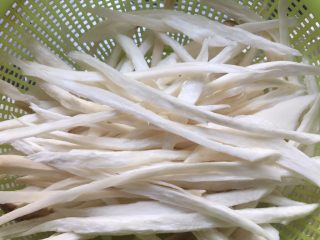 2、椒盐味干炸杏鲍菇,杏鲍菇撕成小条